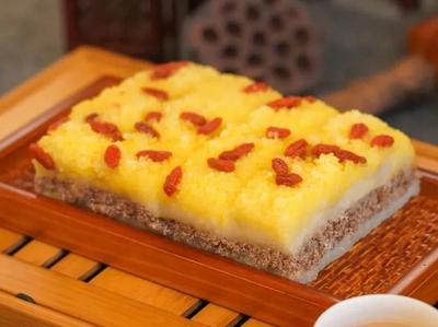 插小旗的重陽糕煥新上市，融合西點(diǎn)工藝引領(lǐng)預(yù)包裝食品新風(fēng)尚